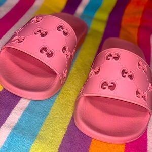 Pink rubber Gucci slides